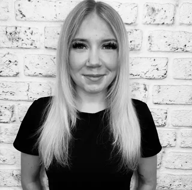 Leona · Salon Assistant